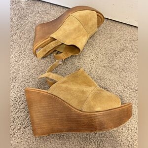 Mile Paoli’ Suede Nude Platform Heels Size 8.5 M